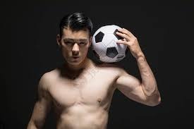 东契奇遭遇冲突细节曝光！斯罗德直奔更衣室，隔人出手，艾顿难以抵挡